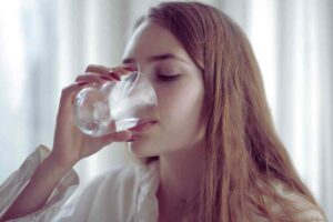 bere acqua