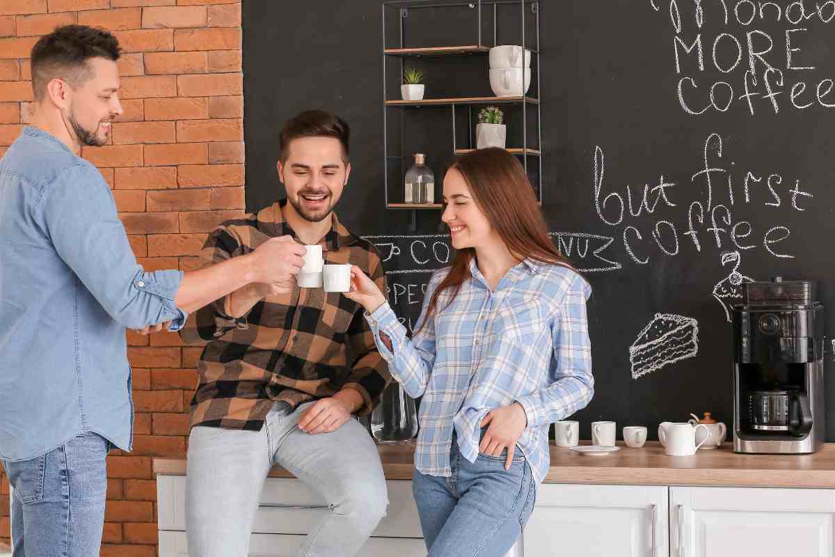 bere caffè con amici