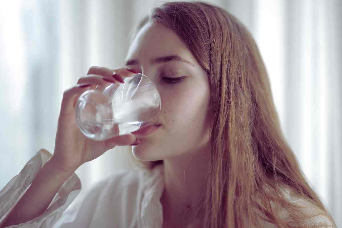 bere acqua