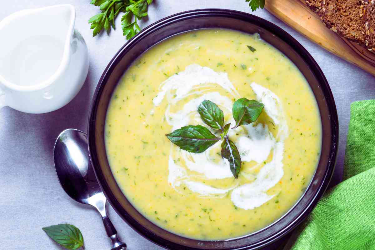 passato di verdure giallo e bianco