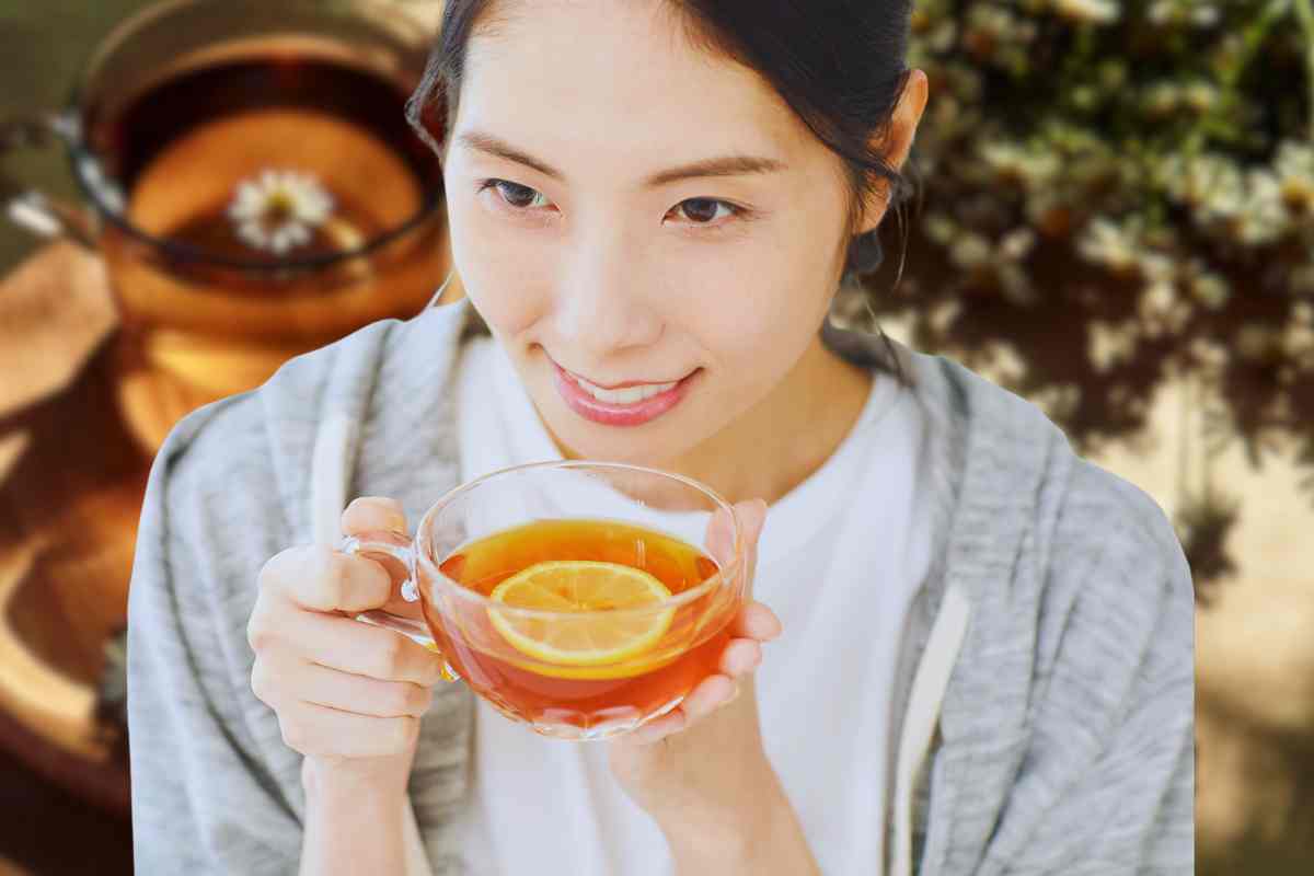 donna che beve la tisana