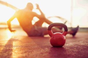 hombre que se entrena y kettelbell