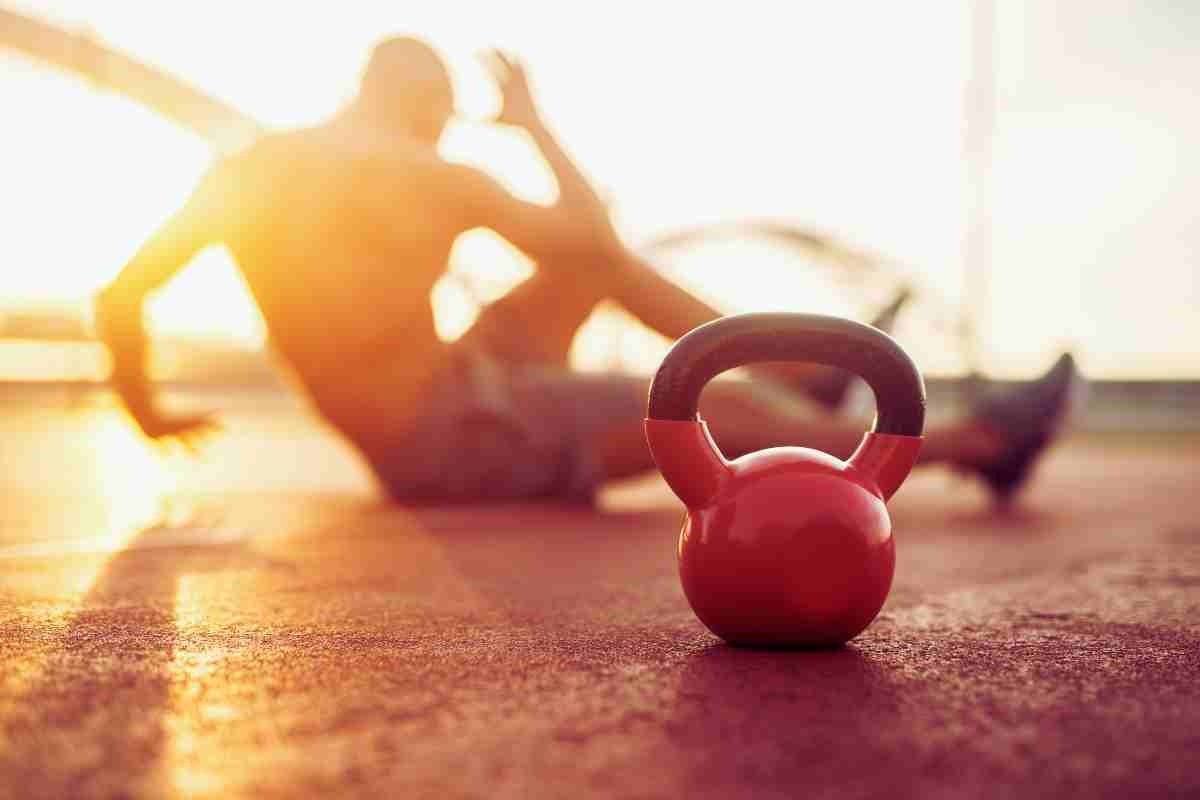 hombre que se entrena y kettelbell