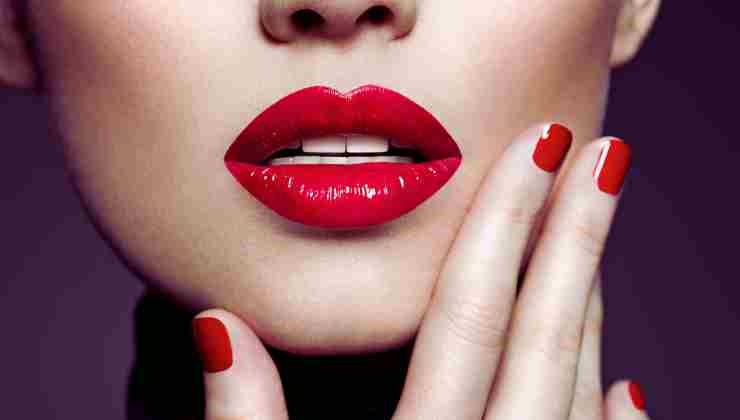boca con labial rojo 