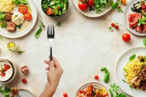 piatti e mano con forchetta