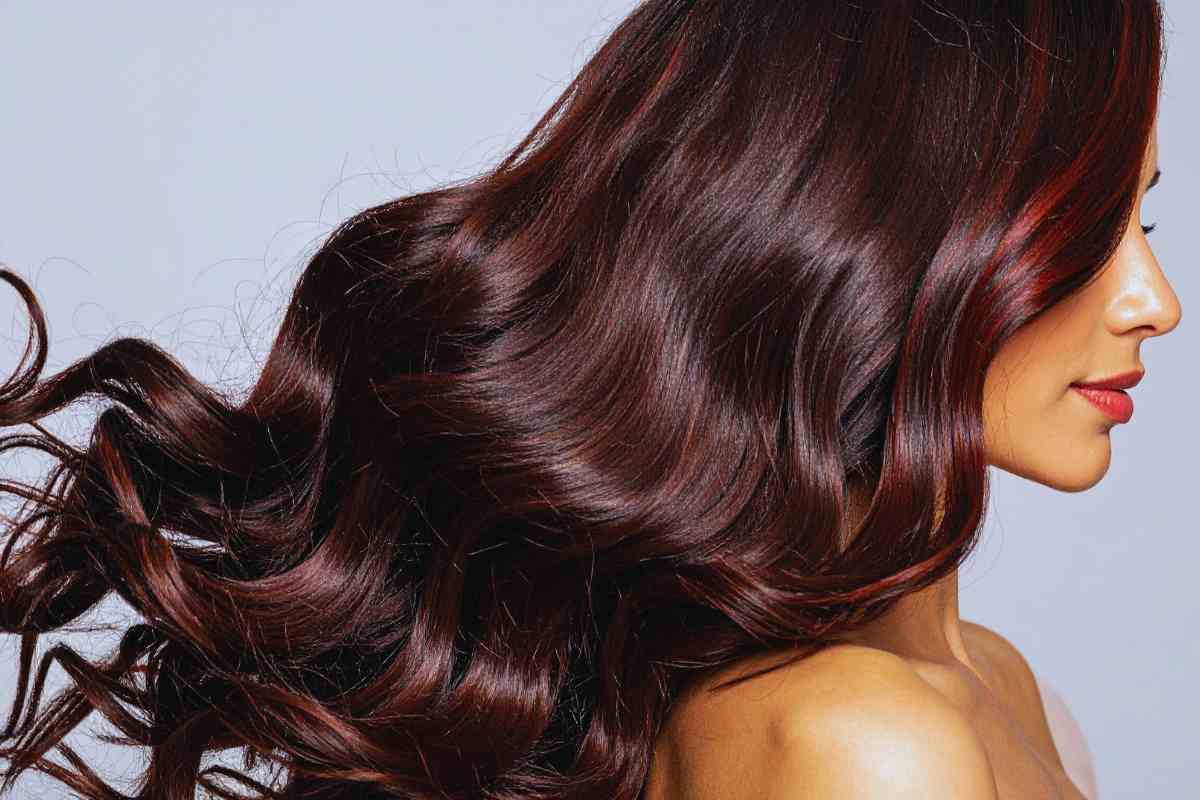 donna con capelli al vento 
