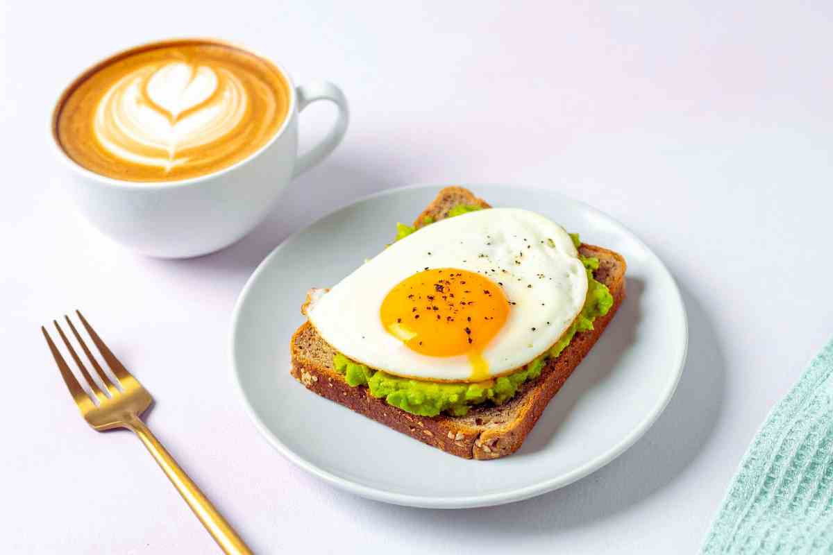 colazione salata con avocado