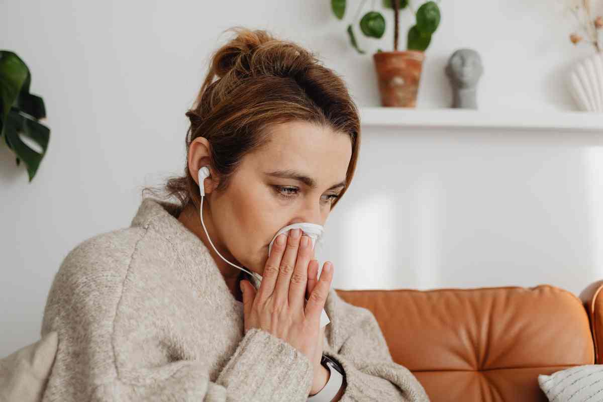 persona che si pulisce il naso