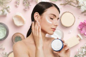 donna che fa skincare