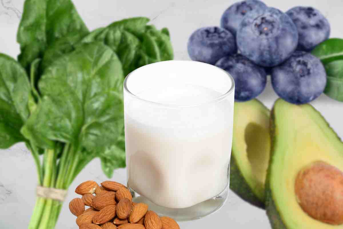 spinaci mirtilli latte di mandorla avocado