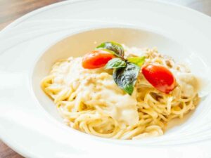 Spaghetti con crema de parmesano